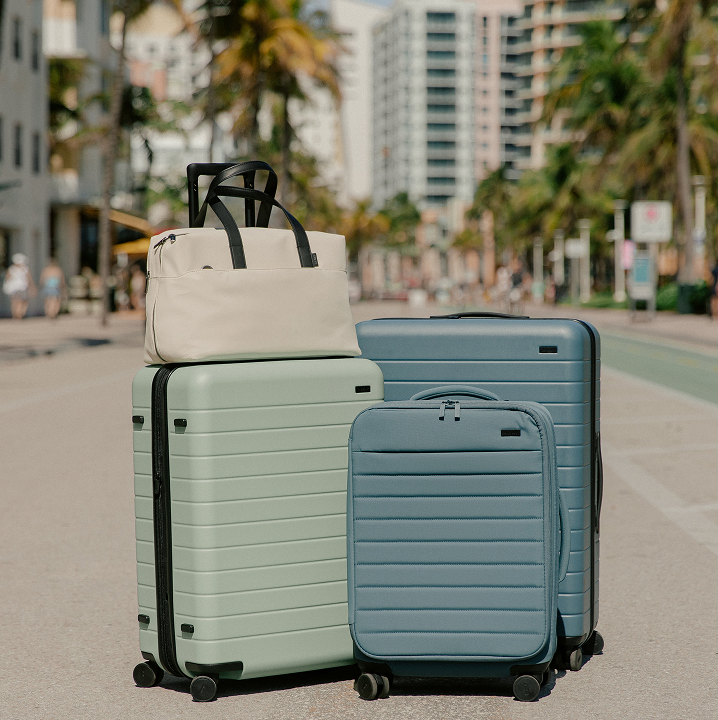 Photo of multiple Away®75秒极速赛车官方网站 luggages and an Away®75秒极速赛车官方网站 everywhere bag in the city